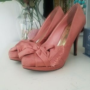 Fergie Salmon Satin Bow Heels / Pumps sz 7